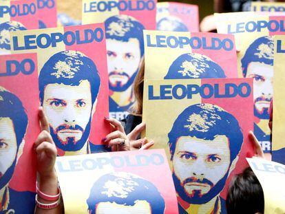 Seguidores de Leopoldo López esperam o líder após sua libertação.