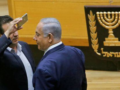 O deputado árabe Ayman Odeh grava o premiê Netanyahu com celular, na quarta-feira, no Parlamento israelense.
