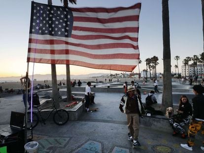 Bandeira dos EUA no parque de Venice Beach, em Los Angeles, fechado por causa da pandemia, na sexta-feira.