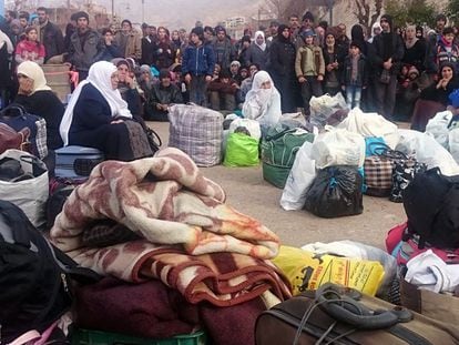 Sírios à espera de comida em Madaya.