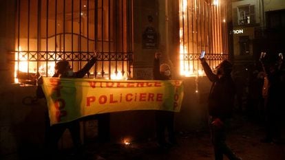 Agências do Banco da França incendiadas durante a marcha contra a nova lei de segurança nacional em Paris.