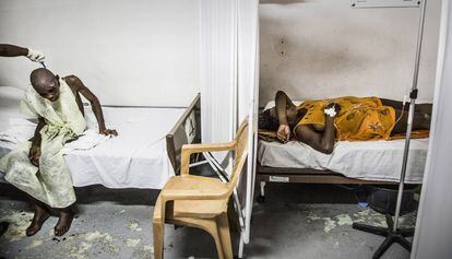 Pacientes descansam no centro de urgências de MSF no bairro de Martissant, em Porto Príncipe, capital do Haiti
