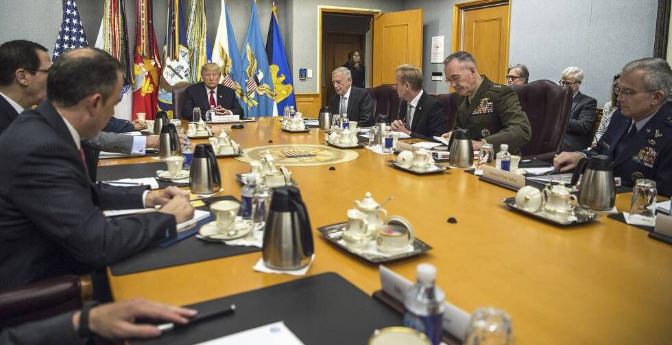 Trump e seu Conselho de Segurança Nacional em julho de 2017. De frente, da esquerda para a direita, Jim Mattis, Patrick Shanahan, Joseph Dunford e Paul Selva. Atrás (ao lado da porta), Steve Bannon.