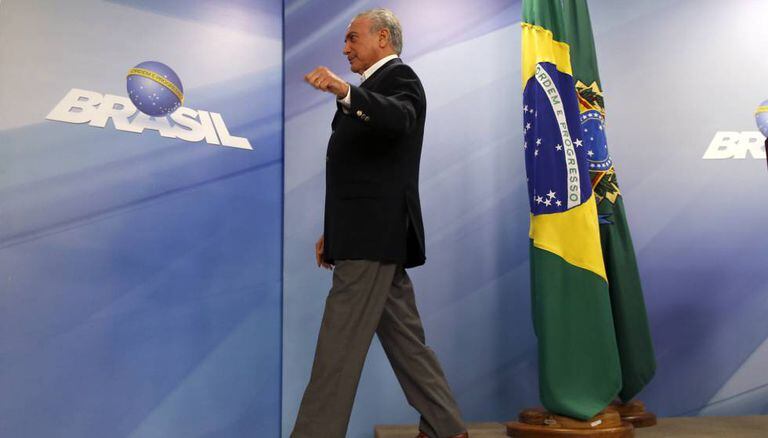Temer deixa púlpito onde fez pronunciamento, no sábado.