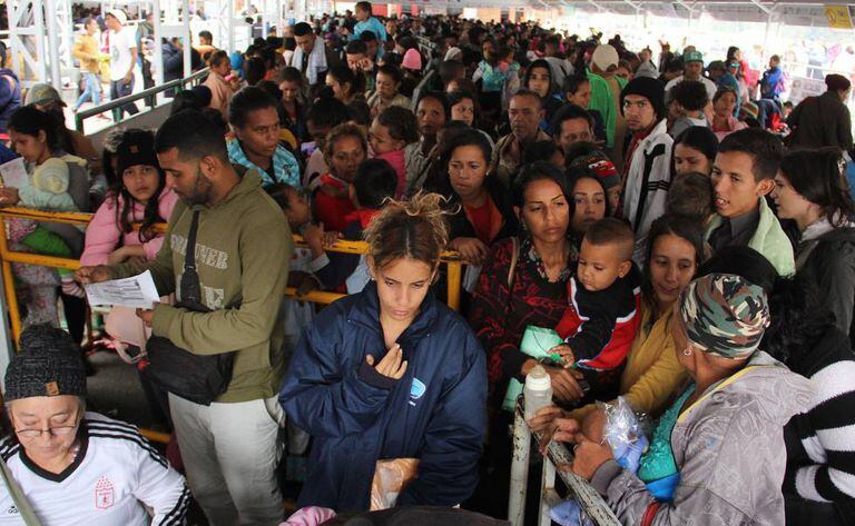 Venezuelanos aguardam para entrar no Equador no posto fronteiriço de Rumichaca.