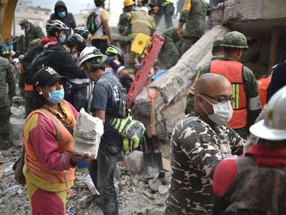 Voluntários removem escombros na Cidade do México