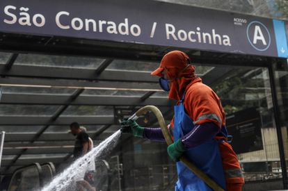 Funcionário limpa estação de metrô e ruas na Rocinha, no Rio.