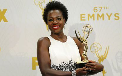 Viola Davis exibe seu Emmy após a premiação.