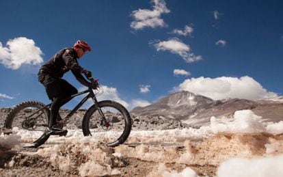 Rota de bicicleta de montanha no vulcão Olhos do Salgado, no Chile