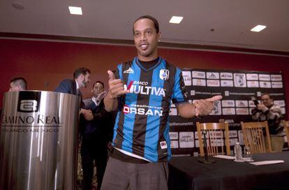 Ronaldinho, nesta sexta-feira com a camiseta do Querétaro.