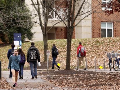 Estudantes caminham pelo campus da Universidade de Virginia, onde uma estudante relatou ter sofrido um estupro coletivo.