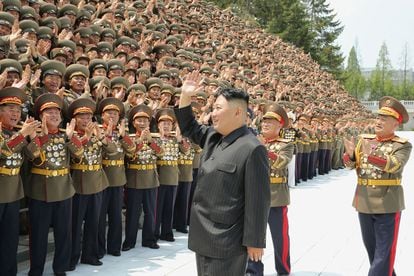 Kim Jong-un participa de solenidade com soldados em uma fotografia distribuída no dia 30 de julho pela agência oficial KCNA.