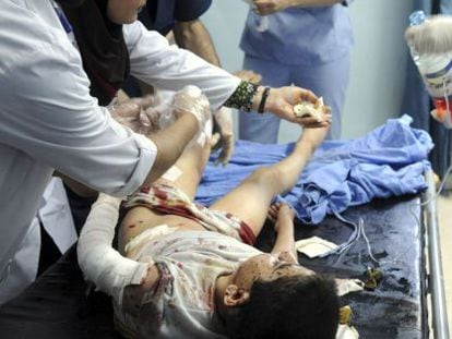Um médico atende a um dos feridos no ataque de Damasco.