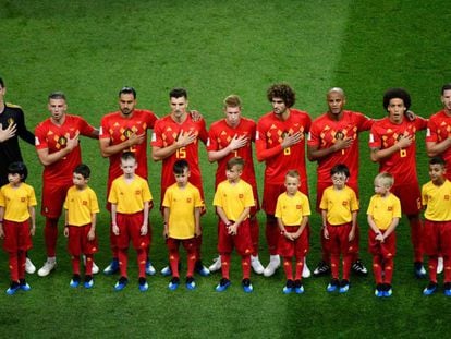 Seleção belga durante a execução do hino nacional antes do jogo contra o Brasil.