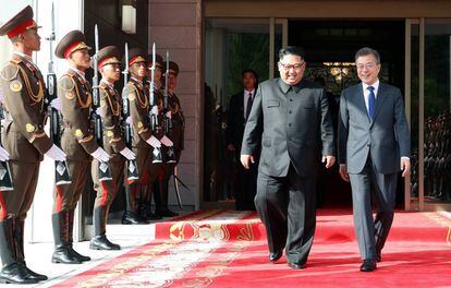Kim Jong-un e o presidente sul-coreano, Moon Jae-in, ontem.
