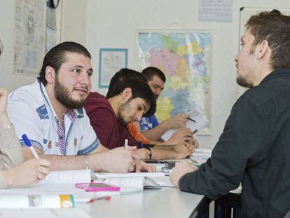 Darek, refugiado sírio cujo pedido de asilo foi aceito, assiste uma aula de alemão em Hannover, Alemanha.