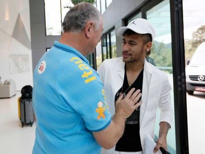 Felip&atilde;o cumprimenta Neymar na chegada a Comary.