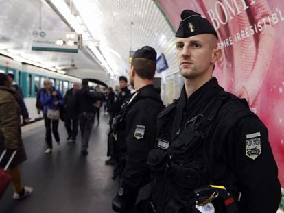 Um policial francês, no Metro de Paris.