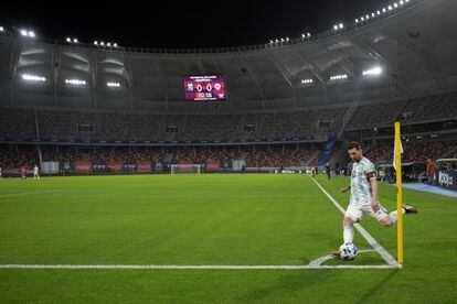 Messi bate escanteio durante partida das eliminatórias da Copa do Mundo contra o Chile, em Santiago del Estero.