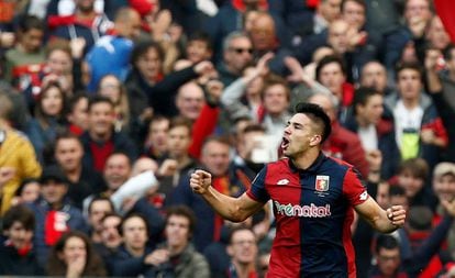 Giovanni Simeone comemora um dos gols que marcou contra a Juventus.