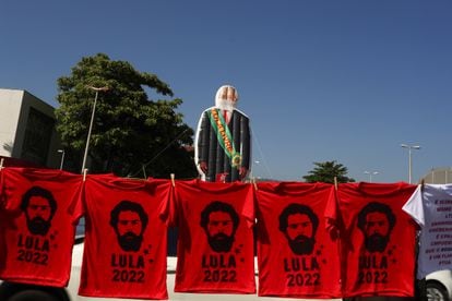 Camisetas e um boneco gigante inflável defendem a candidatura de Lula, em um protesto contra Bolsonaro em 3 de julho, no Rio. 