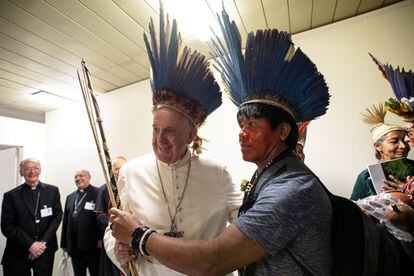 Papa Francisco se reúne com indígenas no Vaticano.