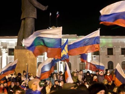 Multidão comemora com bandeiras russas em Simferopol. / Vadim Ghirda (AP)