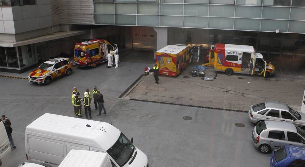 Foto das unidades de emergência em um pátio do EL PAÍS.