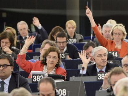 Deputados europeus votam na sessão plenária.