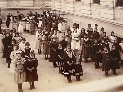 Meninas formam fila em escola de São Paulo