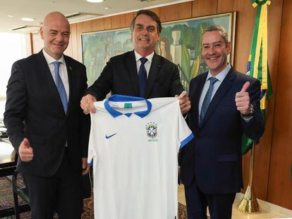 Bolsonaro entre o presidente da FIFA, Gianni Infantino, e o presidente da CBF, Rogério Caboclo, em 2019.