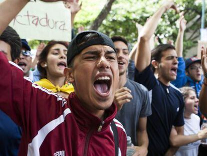 Jovens venezuelanos protestam em frente à Comissão Nacional de Telecomunicações.