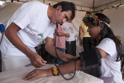 Médico atende paciente indígena no Programa Mais Médicos