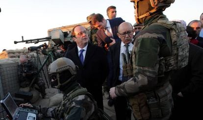 O presidente François Hollande e o ministro de Defesa Jean-Yves Lhe Drian visitam aos soldados franceses em uma base nas periferias de Erbil, Iraque.