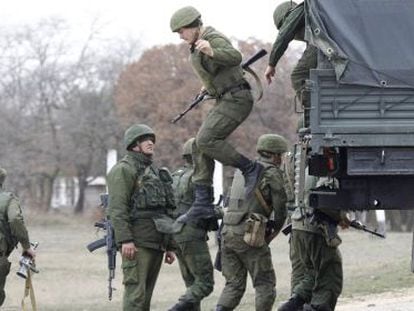 Militares russos no aeroporto da cidade de Belbek, nesta terça-feira.
