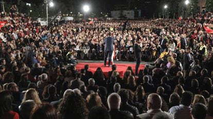 Evento de fechamento de campanha do PSOE em Valência, com Pedro Sanchez como protagonista.