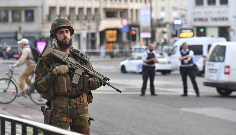 Um soldado vigia os acessos à estação central de Bruxelas nesta terça-feira.