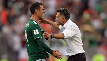 Osorio comemora vitória sobre a Alemanha com Rafa Márquez.