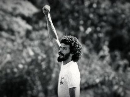 Sócrates comemorava seus gols com o punho cerrado.