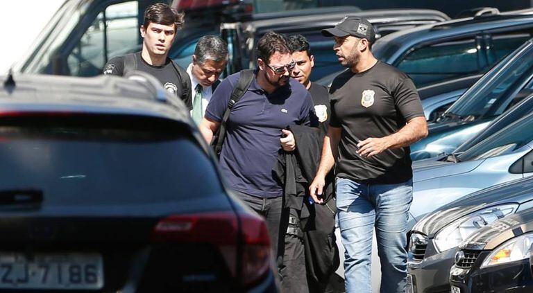 Policiais federais durante uma das fases da Lava Jato, no Rio.