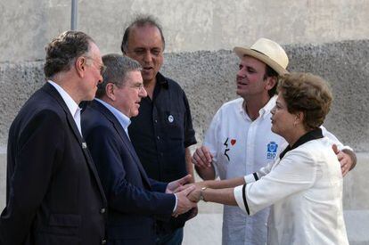 A presidenta Dilma e o prefeito Eduardo Paes recebem Bach, presidente do COI, no Rio, no último dia 1º de março.