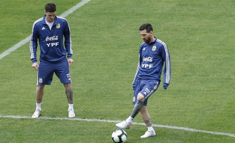 Messi treina no Pacaembu para confronto contra o Chile.