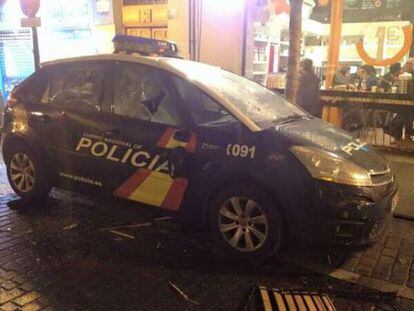 Após distúrbios, carro da polícia ficou depredado.