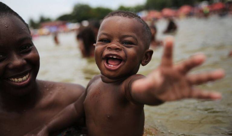 Uma família carioca aproveitando um piscinão no Rio de Janeiro.
