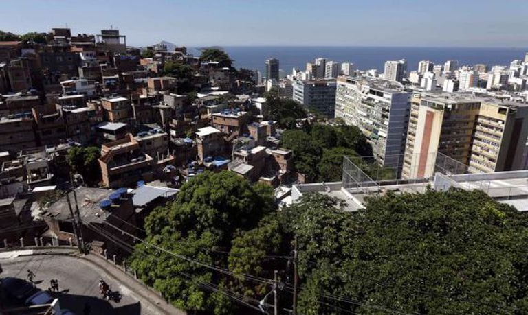 Favela ao lado de edifícios modernos no Rio de Janeiro.
