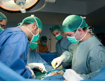 Intervenção para a implantação de prótese de pênis no hospital de Bellvitge.