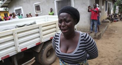 Uma mulher chora pela morte de um familiar vítima do ebola.