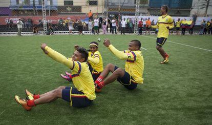 Jogadores colombianos comemoram uma vitória no campinho montado no Largo da Batata, em São Paulo.