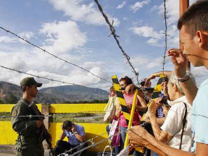 Colombianos esperam para cruzar a fronteira com a Venezuela.