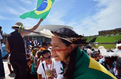 Índios protestam na marquise do Congresso Nacional em dezembro de 2015